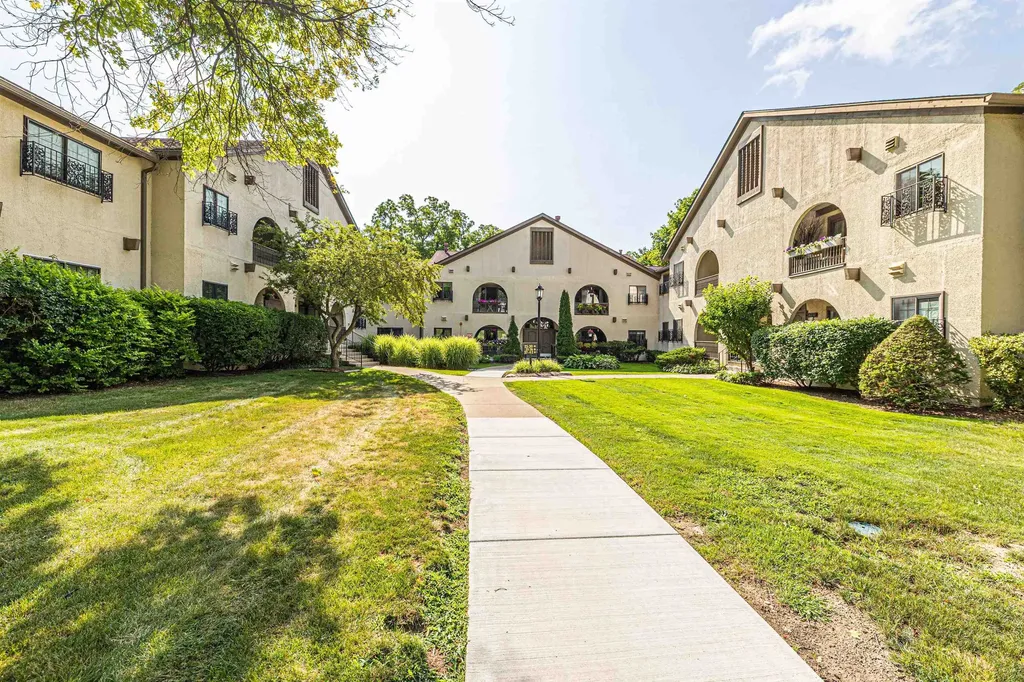 42160 Woodward #40 Avenue Bloomfield Hills City MI 48304