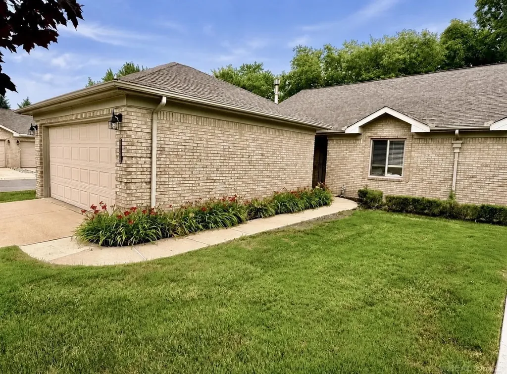 35300 Silver Maple Drive Clinton Charter Township MI 48035