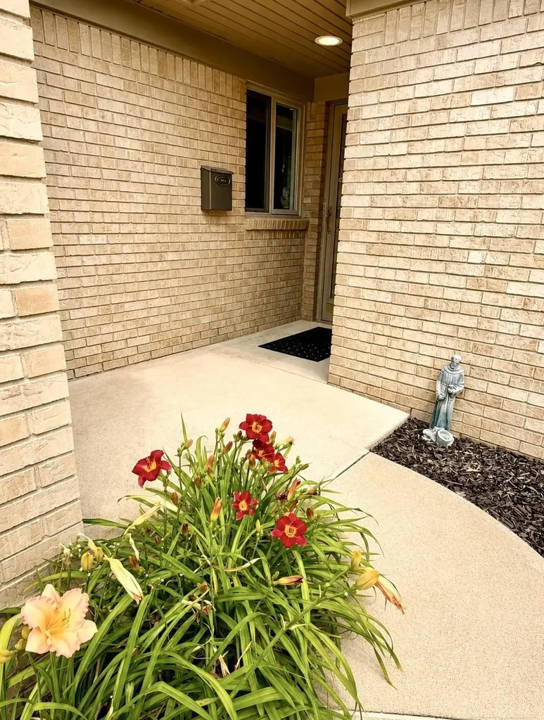 35300 Silver Maple Drive Clinton Charter Township MI 48035