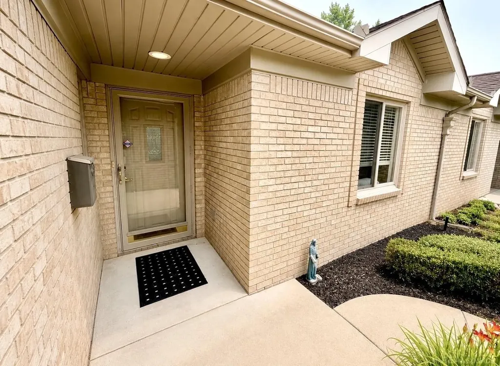 35300 Silver Maple Drive Clinton Charter Township MI 48035