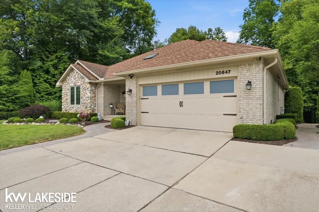20647 Parkplace Lane Clinton Charter Township MI 48036