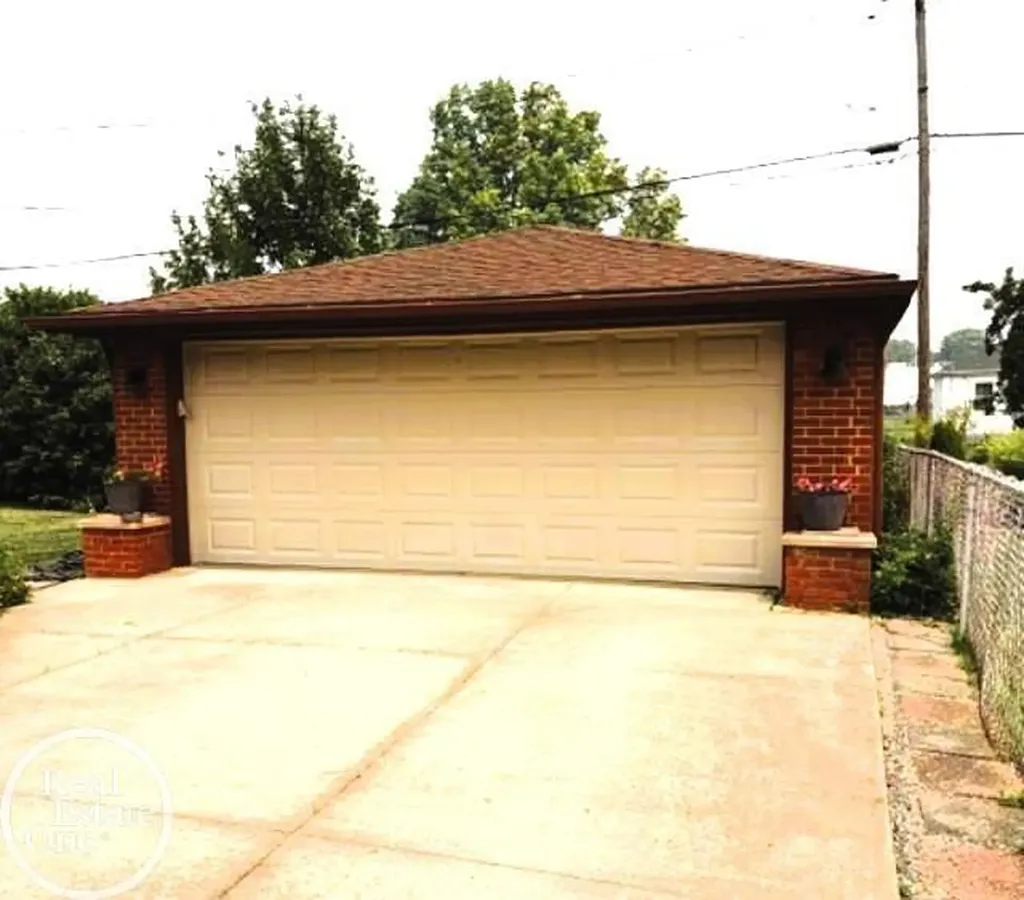 20413 Shores Street St. Clair Shores City MI 48080