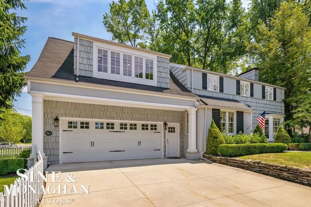 370 Country Club Lane Grosse Pointe Farms City MI 48236