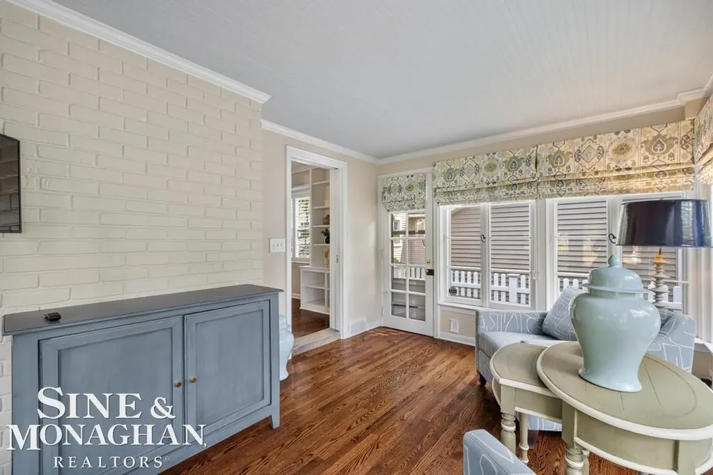 370 Country Club Lane Grosse Pointe Farms City MI 48236