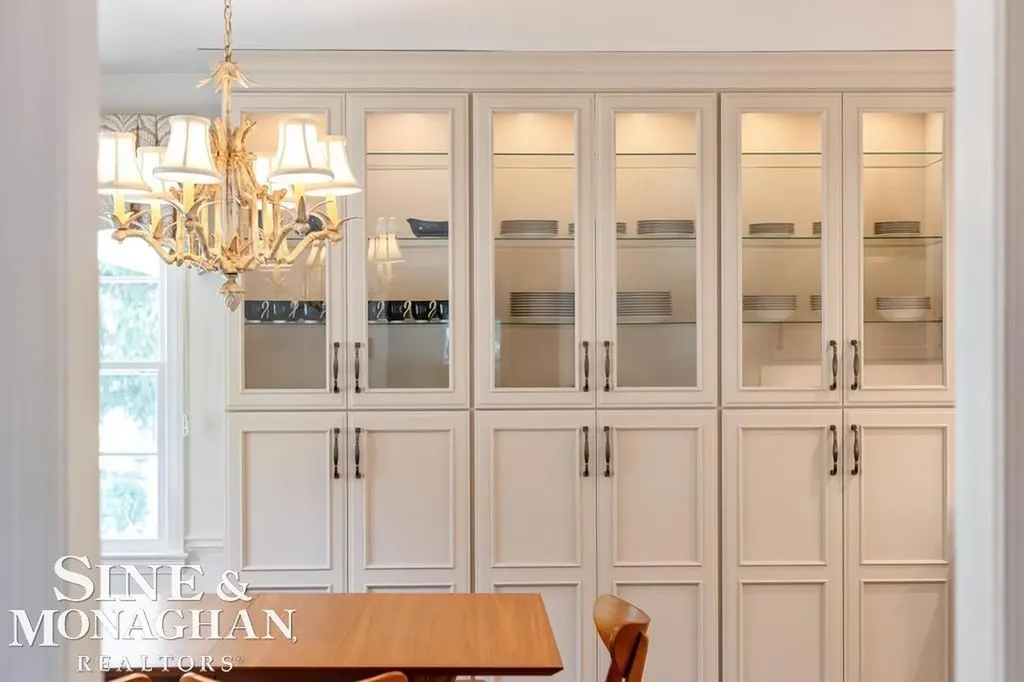 370 Country Club Lane Grosse Pointe Farms City MI 48236
