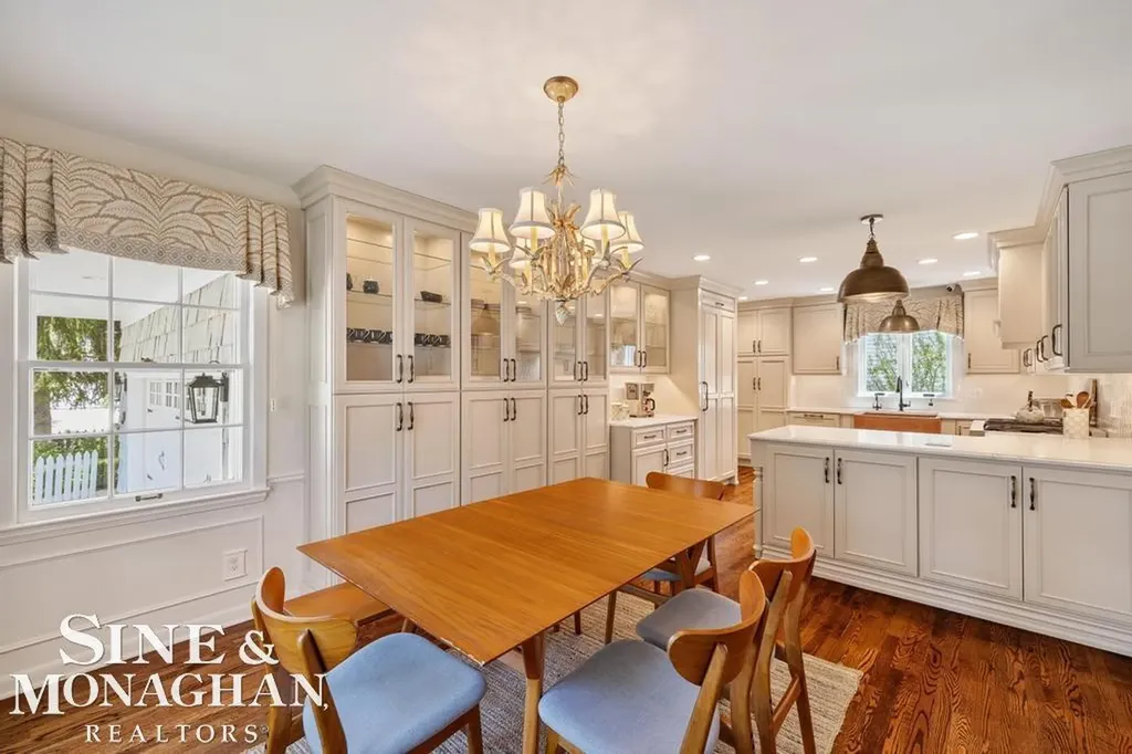 370 Country Club Lane Grosse Pointe Farms City MI 48236