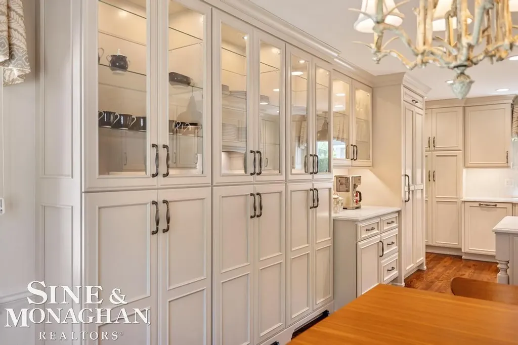 370 Country Club Lane Grosse Pointe Farms City MI 48236