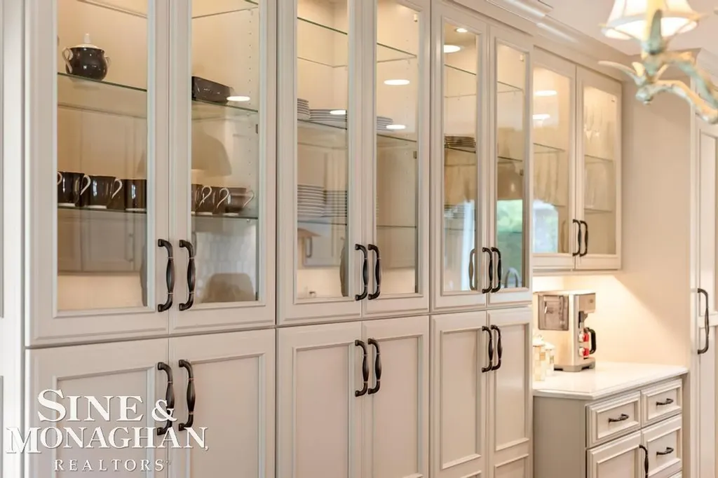 370 Country Club Lane Grosse Pointe Farms City MI 48236
