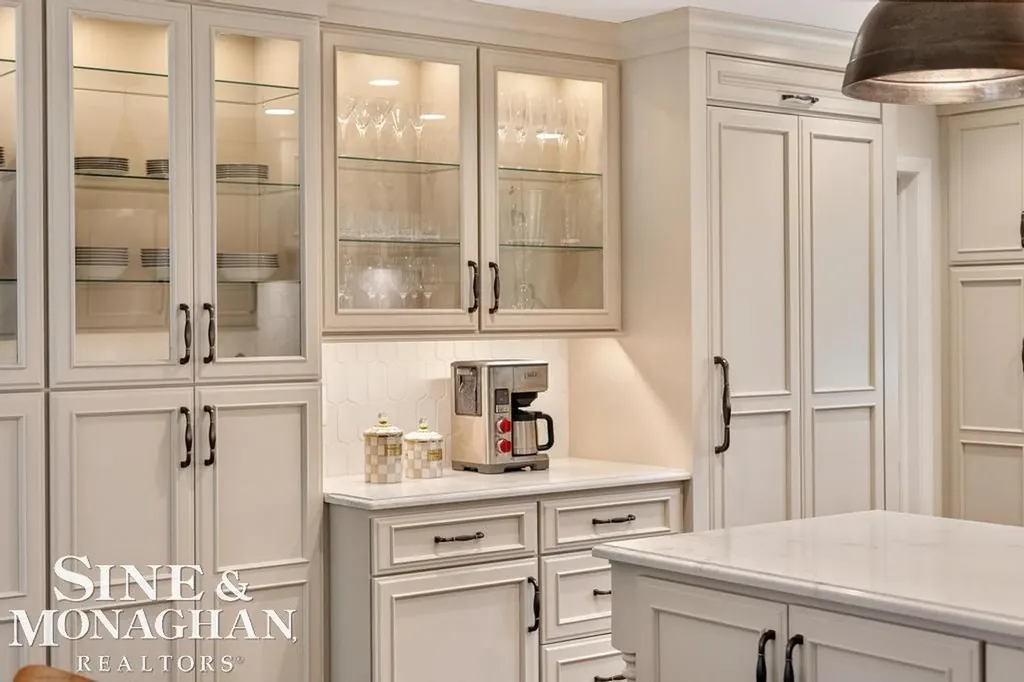 370 Country Club Lane Grosse Pointe Farms City MI 48236