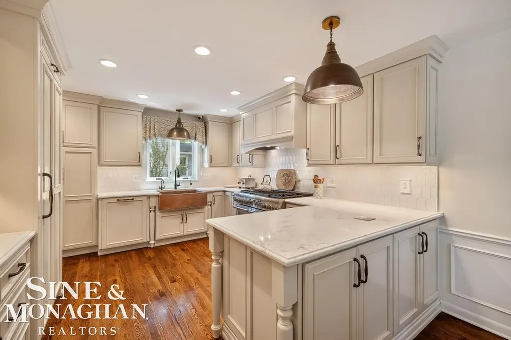 370 Country Club Lane Grosse Pointe Farms City MI 48236