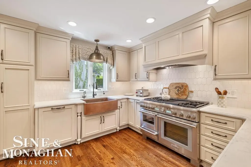 370 Country Club Lane Grosse Pointe Farms City MI 48236