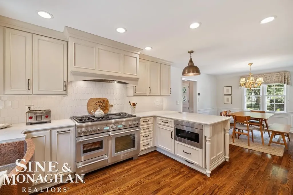 370 Country Club Lane Grosse Pointe Farms City MI 48236