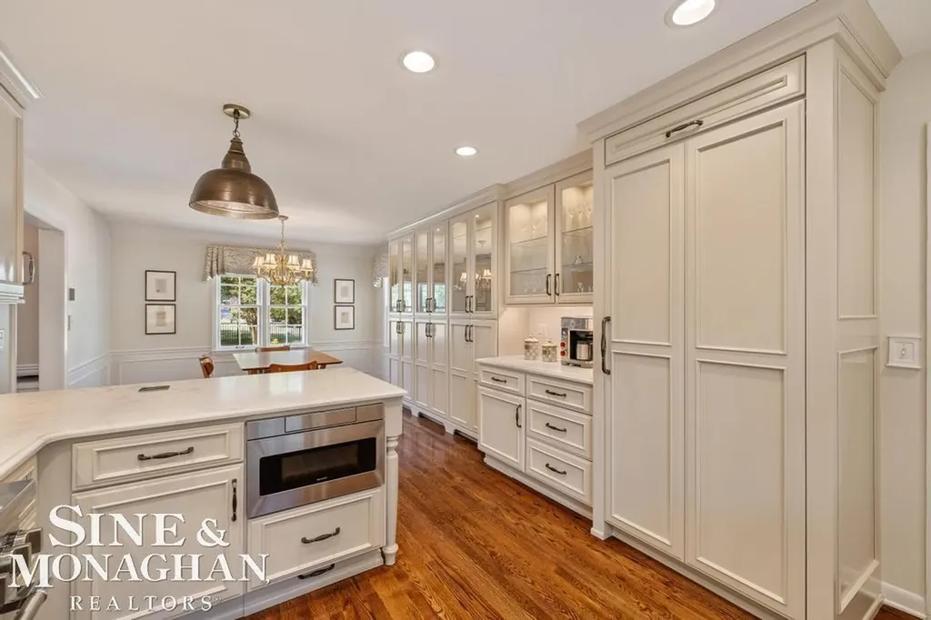 370 Country Club Lane Grosse Pointe Farms City MI 48236
