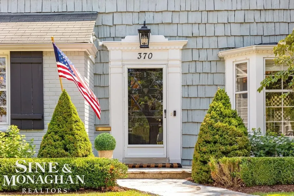 370 Country Club Lane Grosse Pointe Farms City MI 48236