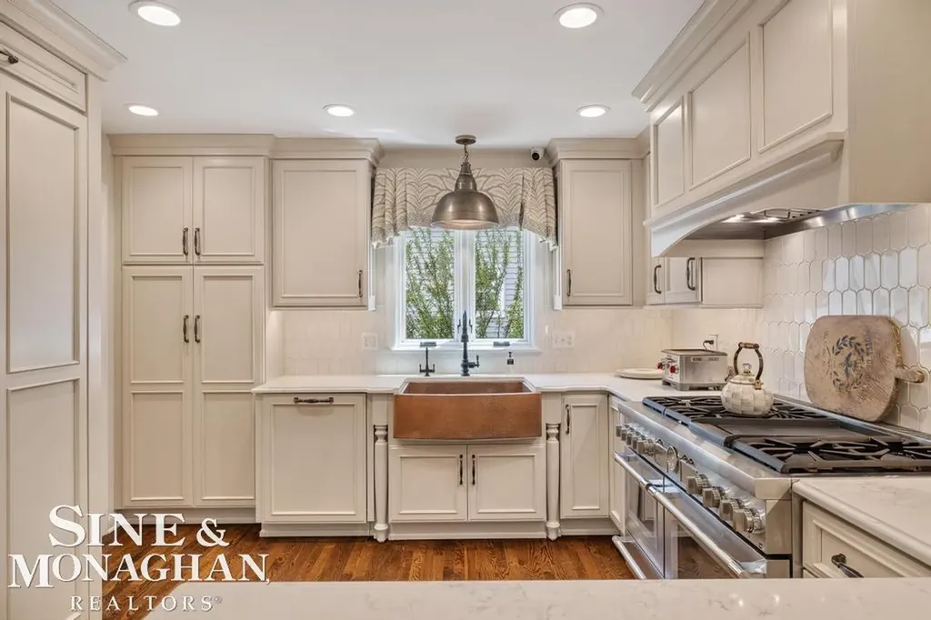 370 Country Club Lane Grosse Pointe Farms City MI 48236