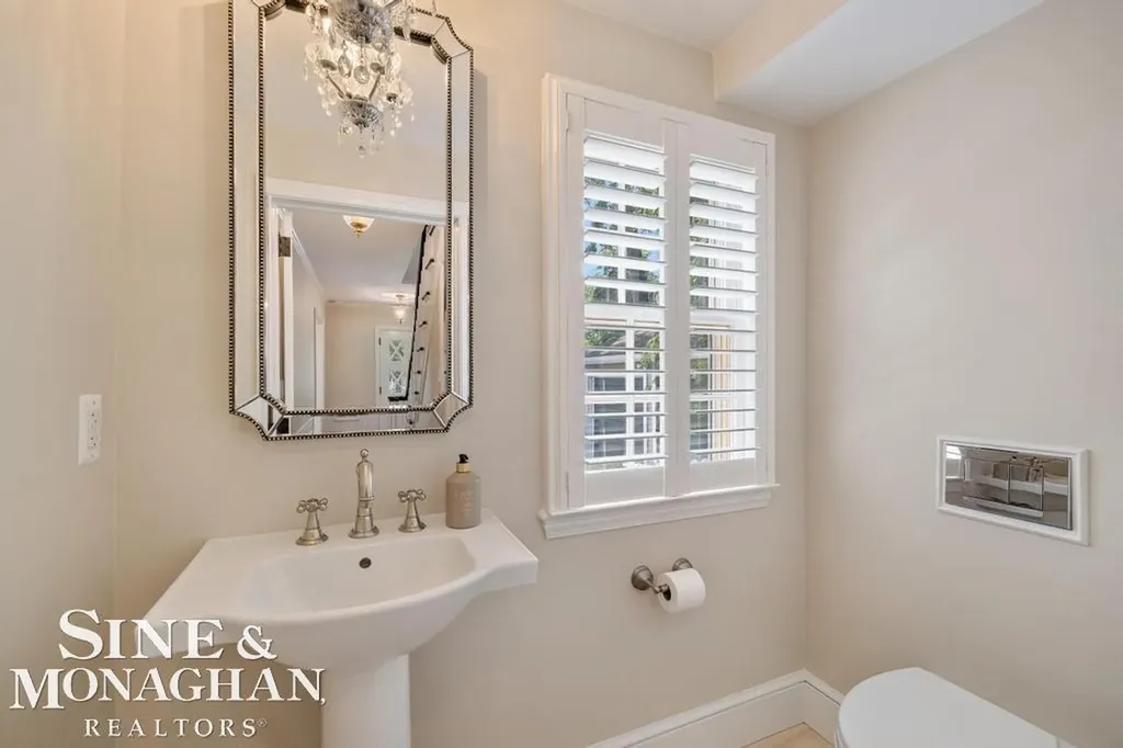 370 Country Club Lane Grosse Pointe Farms City MI 48236