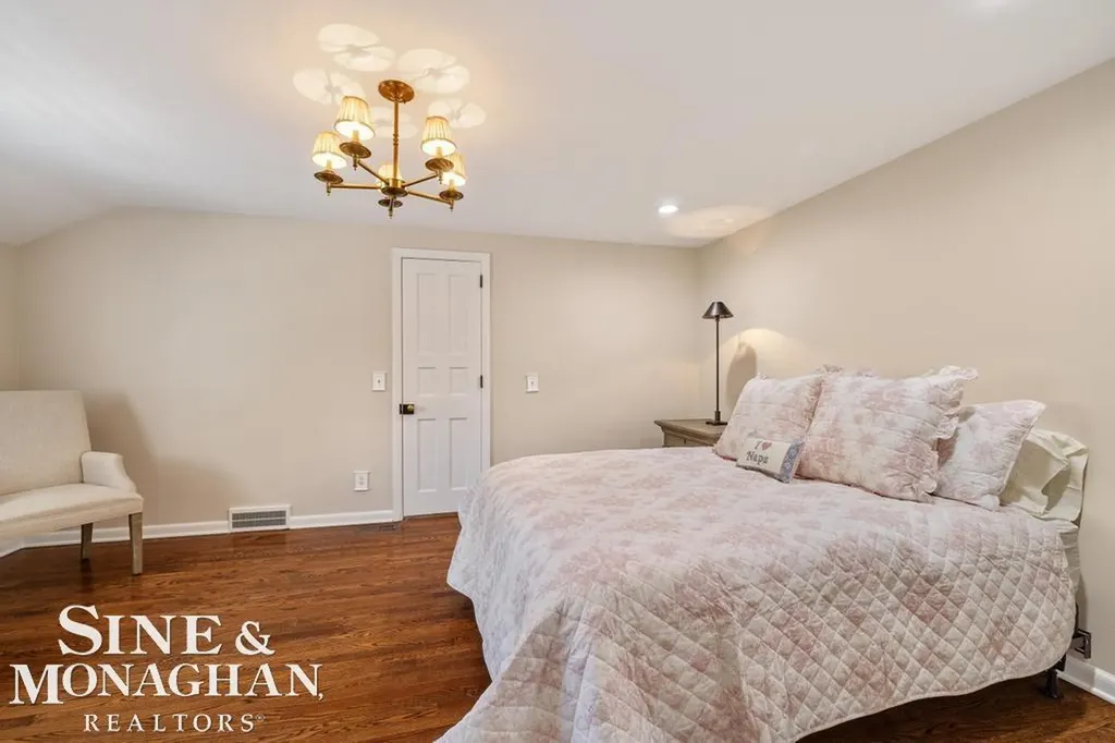 370 Country Club Lane Grosse Pointe Farms City MI 48236