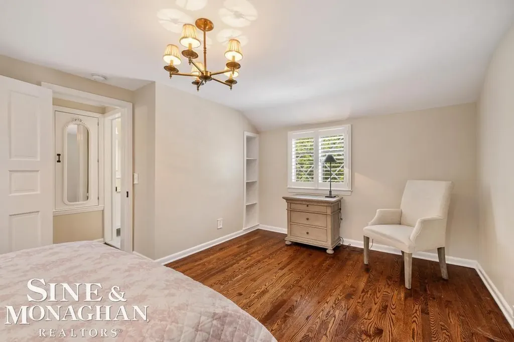 370 Country Club Lane Grosse Pointe Farms City MI 48236