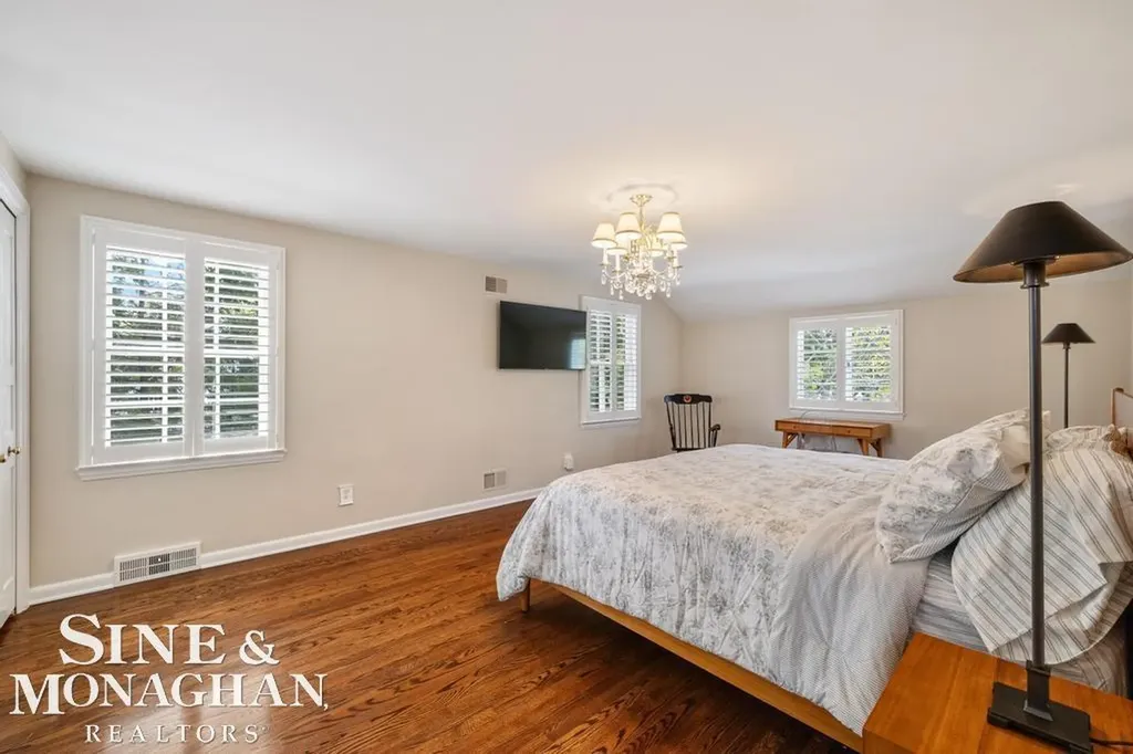 370 Country Club Lane Grosse Pointe Farms City MI 48236