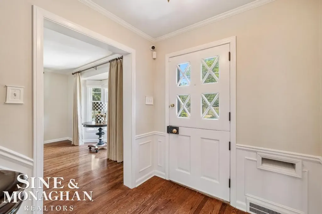 370 Country Club Lane Grosse Pointe Farms City MI 48236