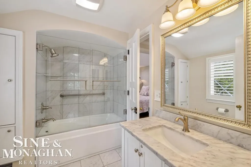 370 Country Club Lane Grosse Pointe Farms City MI 48236