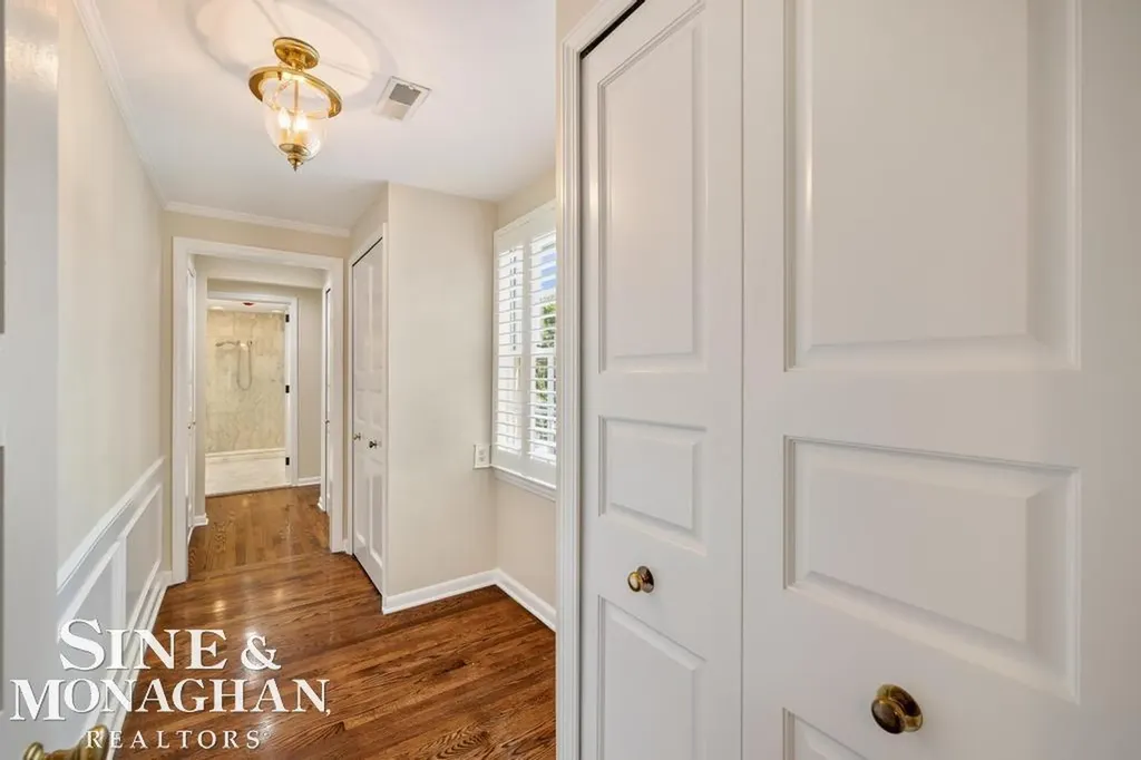 370 Country Club Lane Grosse Pointe Farms City MI 48236