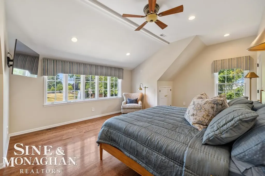 370 Country Club Lane Grosse Pointe Farms City MI 48236