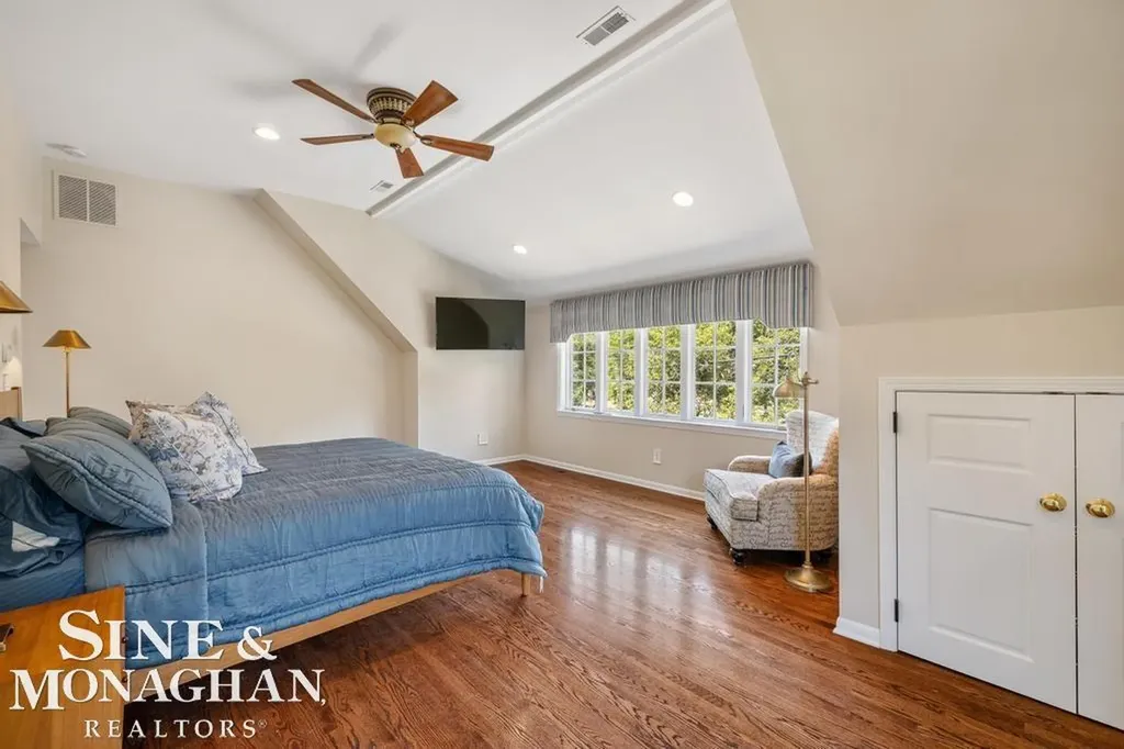 370 Country Club Lane Grosse Pointe Farms City MI 48236