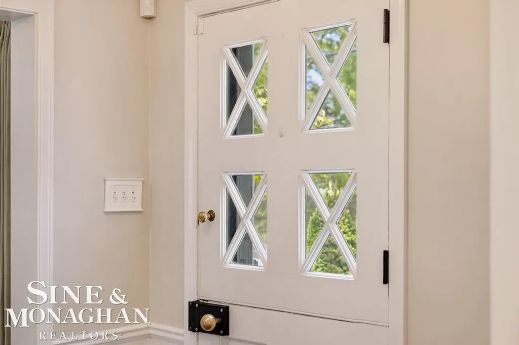 370 Country Club Lane Grosse Pointe Farms City MI 48236