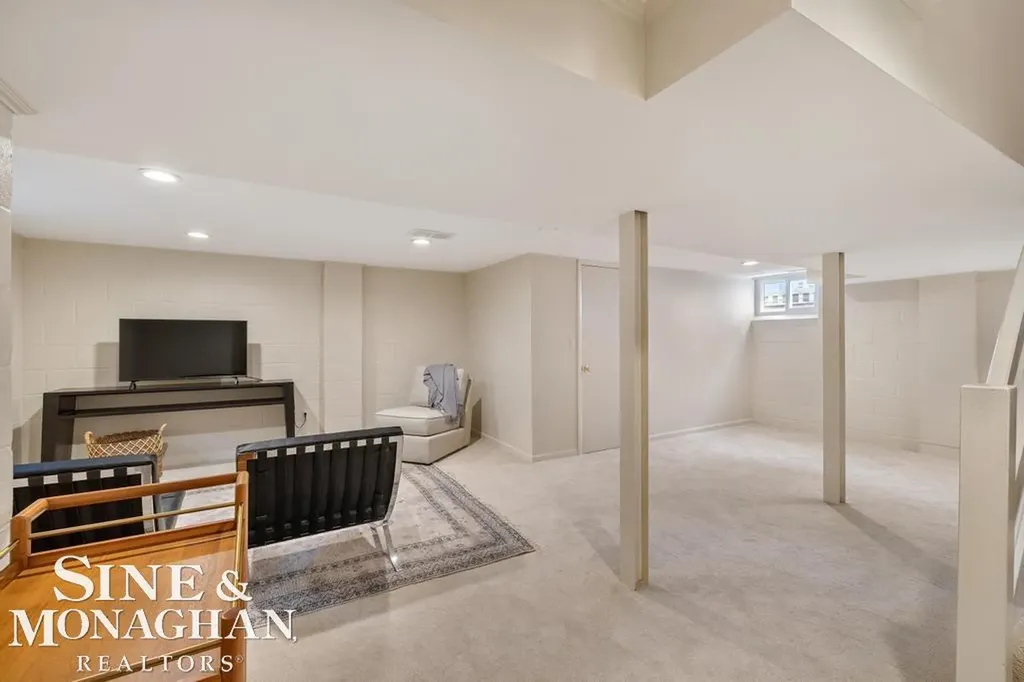 370 Country Club Lane Grosse Pointe Farms City MI 48236