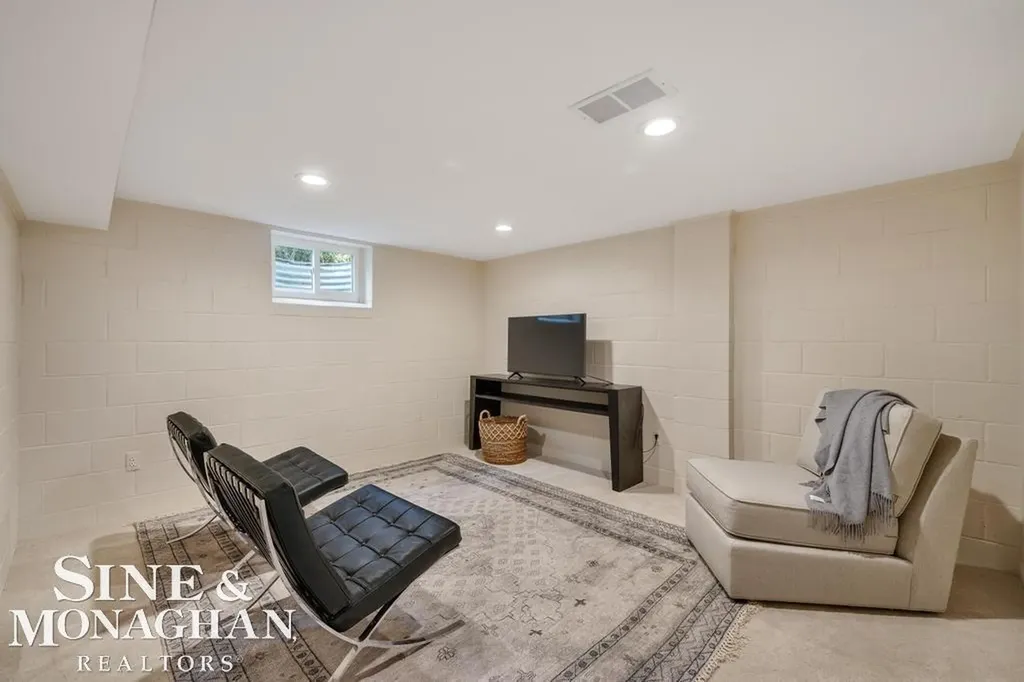 370 Country Club Lane Grosse Pointe Farms City MI 48236