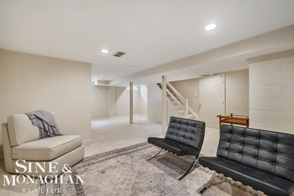 370 Country Club Lane Grosse Pointe Farms City MI 48236