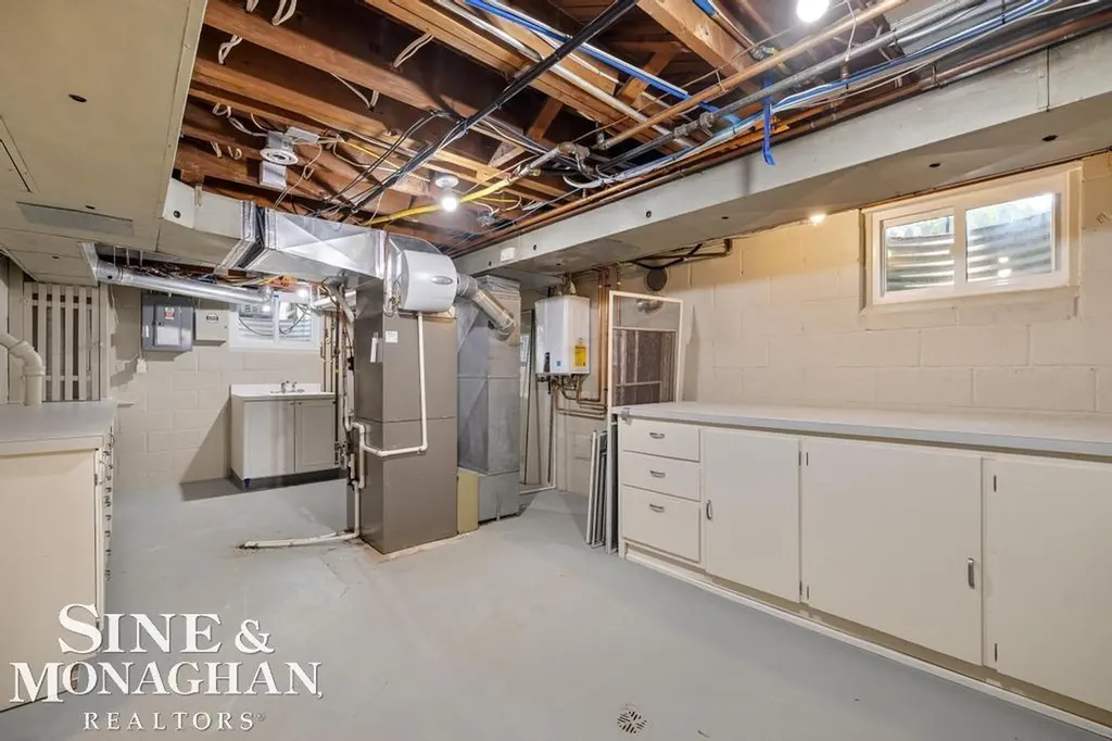 370 Country Club Lane Grosse Pointe Farms City MI 48236