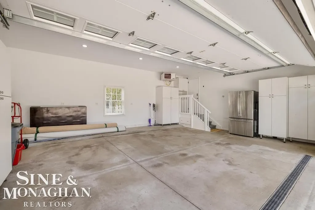 370 Country Club Lane Grosse Pointe Farms City MI 48236