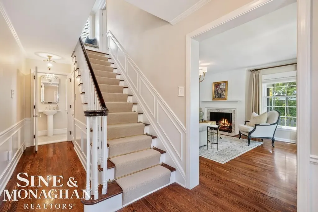 370 Country Club Lane Grosse Pointe Farms City MI 48236