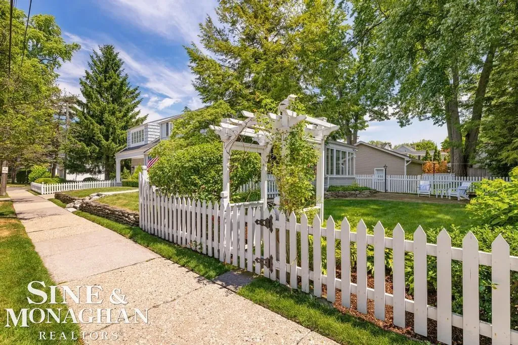 370 Country Club Lane Grosse Pointe Farms City MI 48236