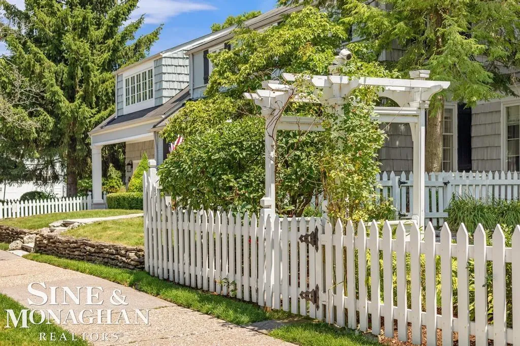 370 Country Club Lane Grosse Pointe Farms City MI 48236
