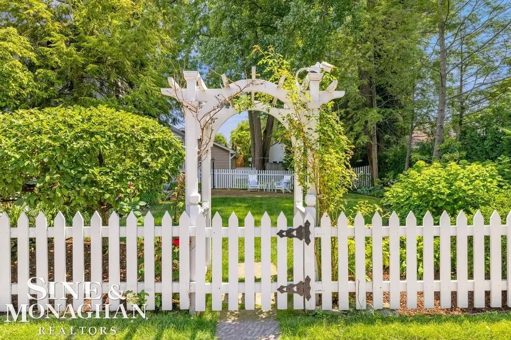 370 Country Club Lane Grosse Pointe Farms City MI 48236