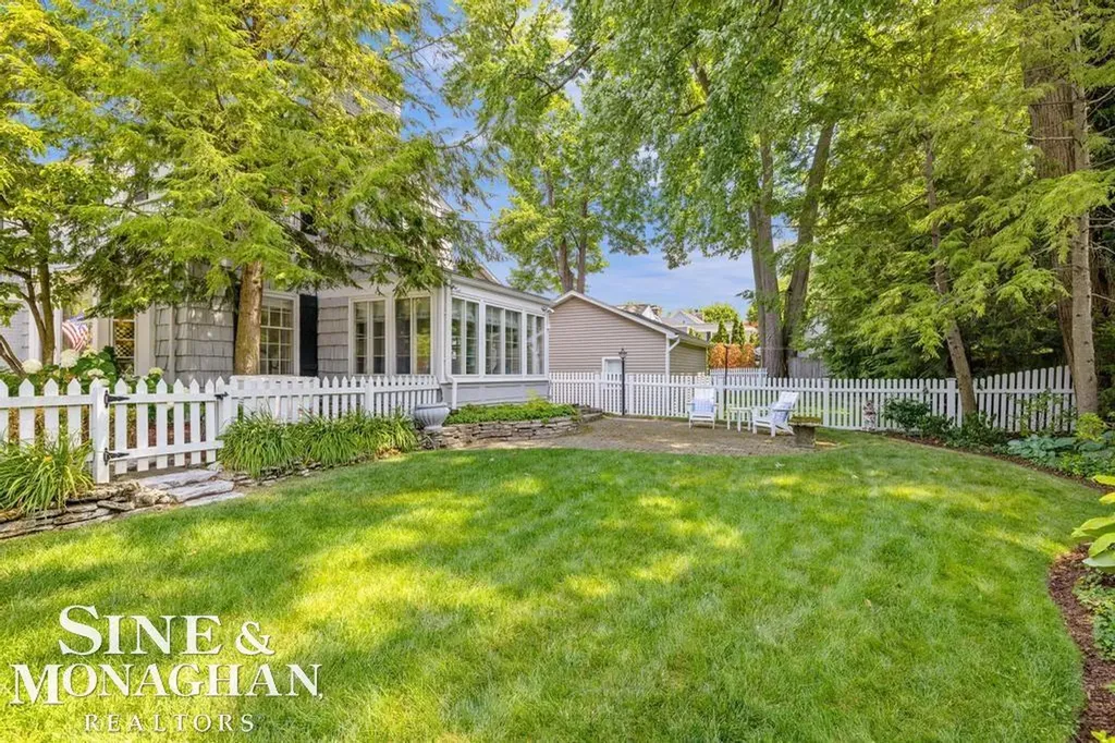 370 Country Club Lane Grosse Pointe Farms City MI 48236