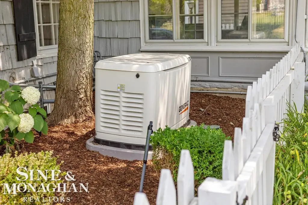 370 Country Club Lane Grosse Pointe Farms City MI 48236