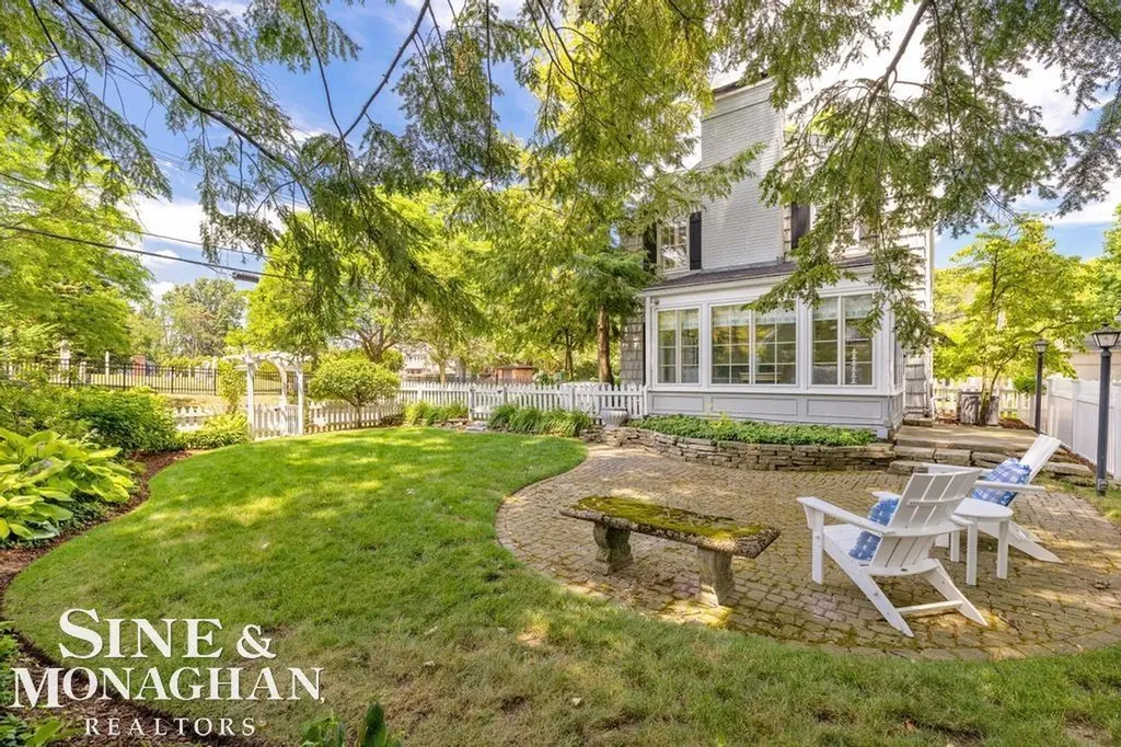 370 Country Club Lane Grosse Pointe Farms City MI 48236
