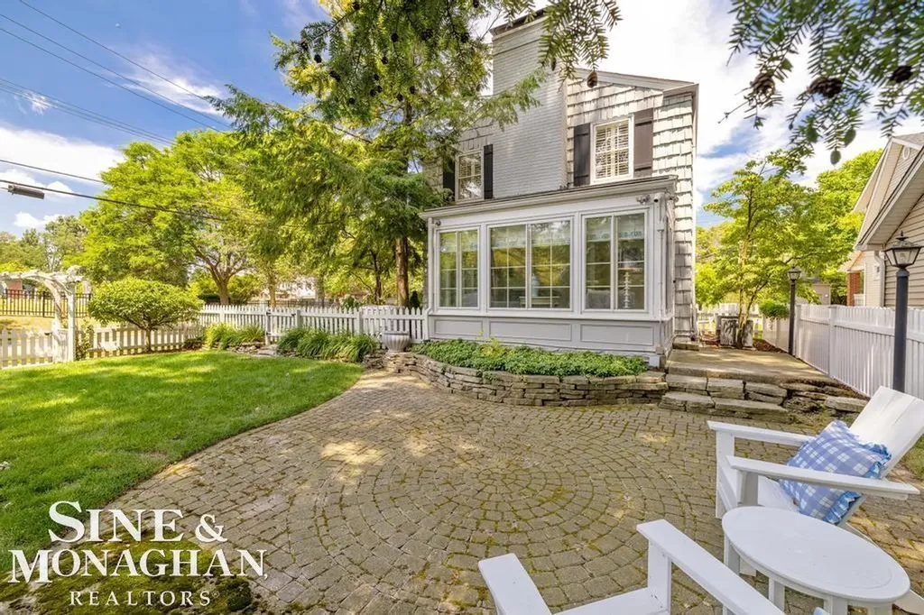 370 Country Club Lane Grosse Pointe Farms City MI 48236