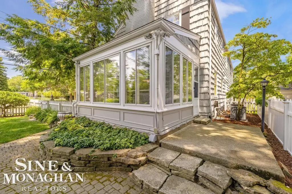 370 Country Club Lane Grosse Pointe Farms City MI 48236