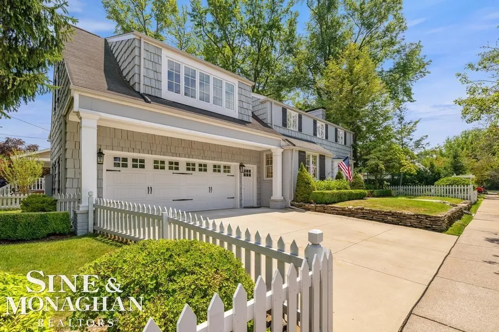 370 Country Club Lane Grosse Pointe Farms City MI 48236