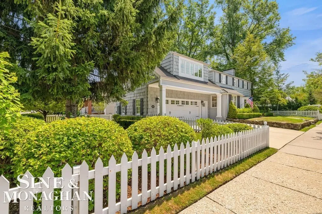 370 Country Club Lane Grosse Pointe Farms City MI 48236