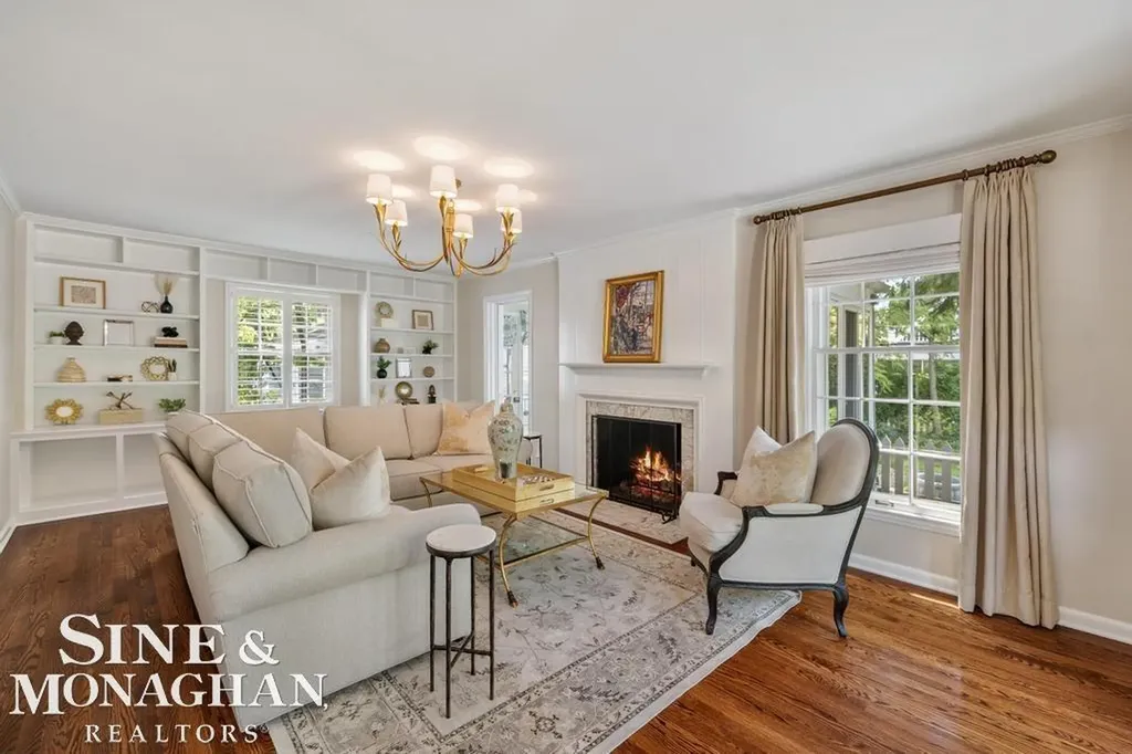 370 Country Club Lane Grosse Pointe Farms City MI 48236