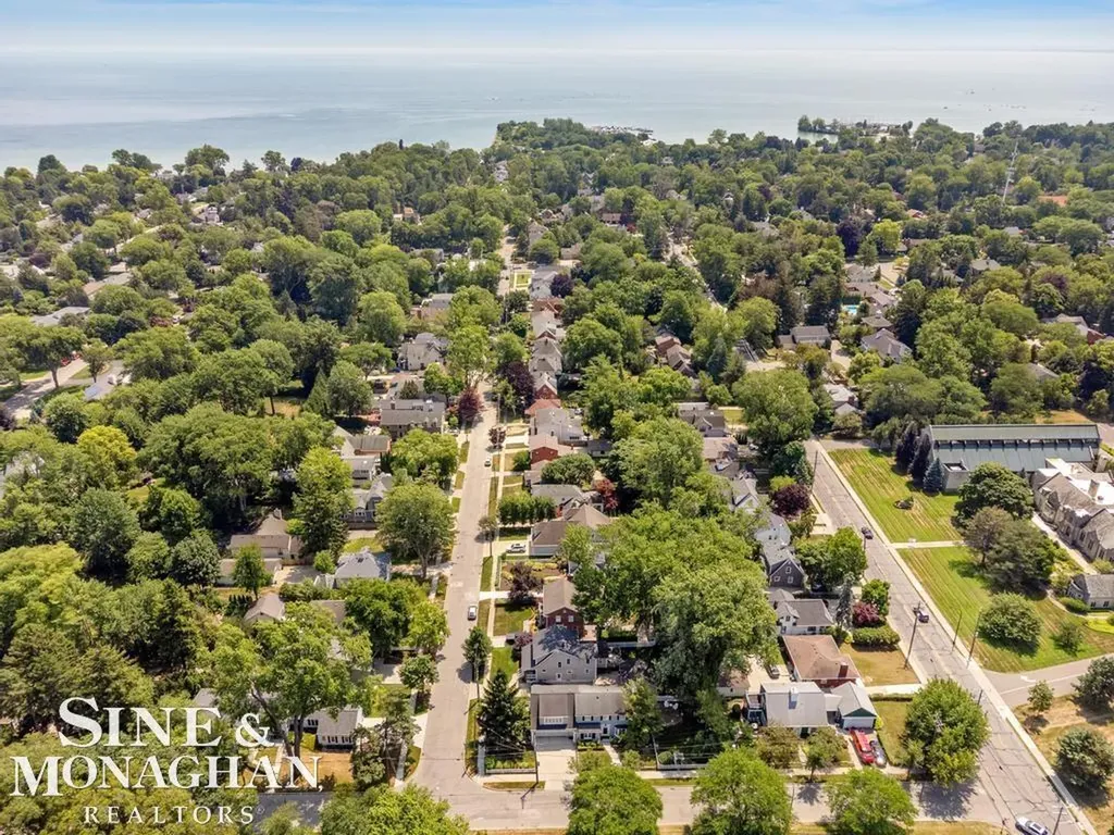 370 Country Club Lane Grosse Pointe Farms City MI 48236