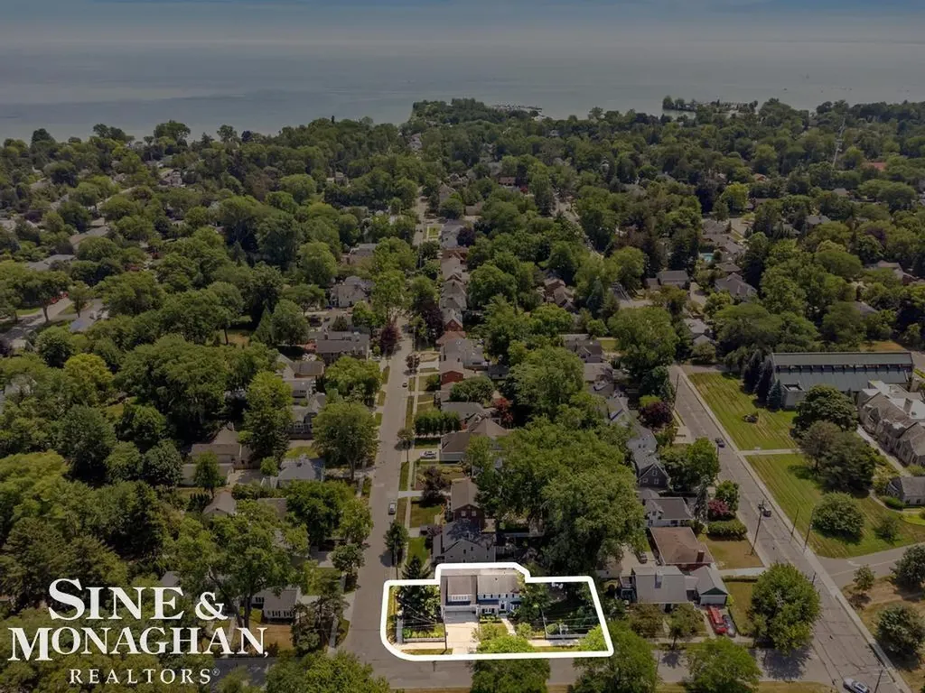 370 Country Club Lane Grosse Pointe Farms City MI 48236