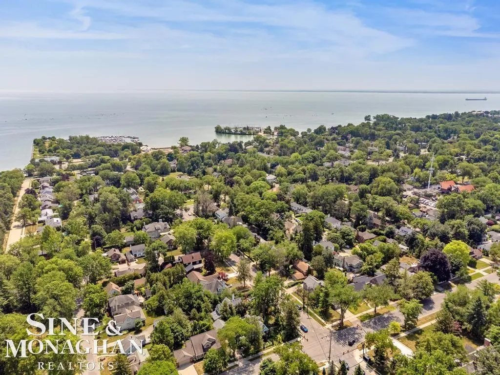 370 Country Club Lane Grosse Pointe Farms City MI 48236
