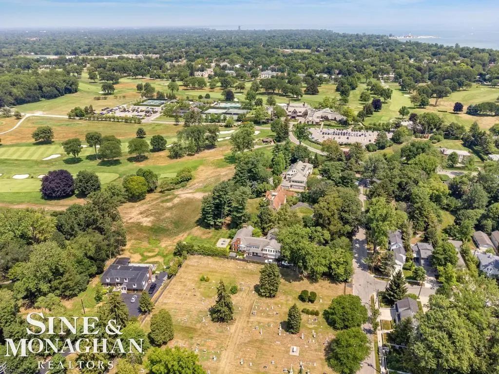 370 Country Club Lane Grosse Pointe Farms City MI 48236